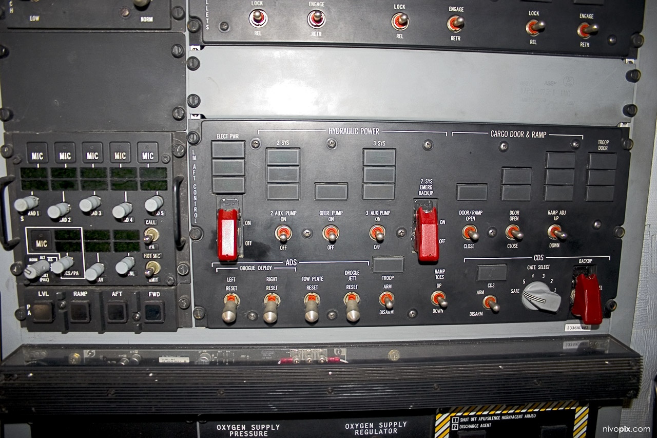 Boeing C-17 Globemaster III - cargo bay controls