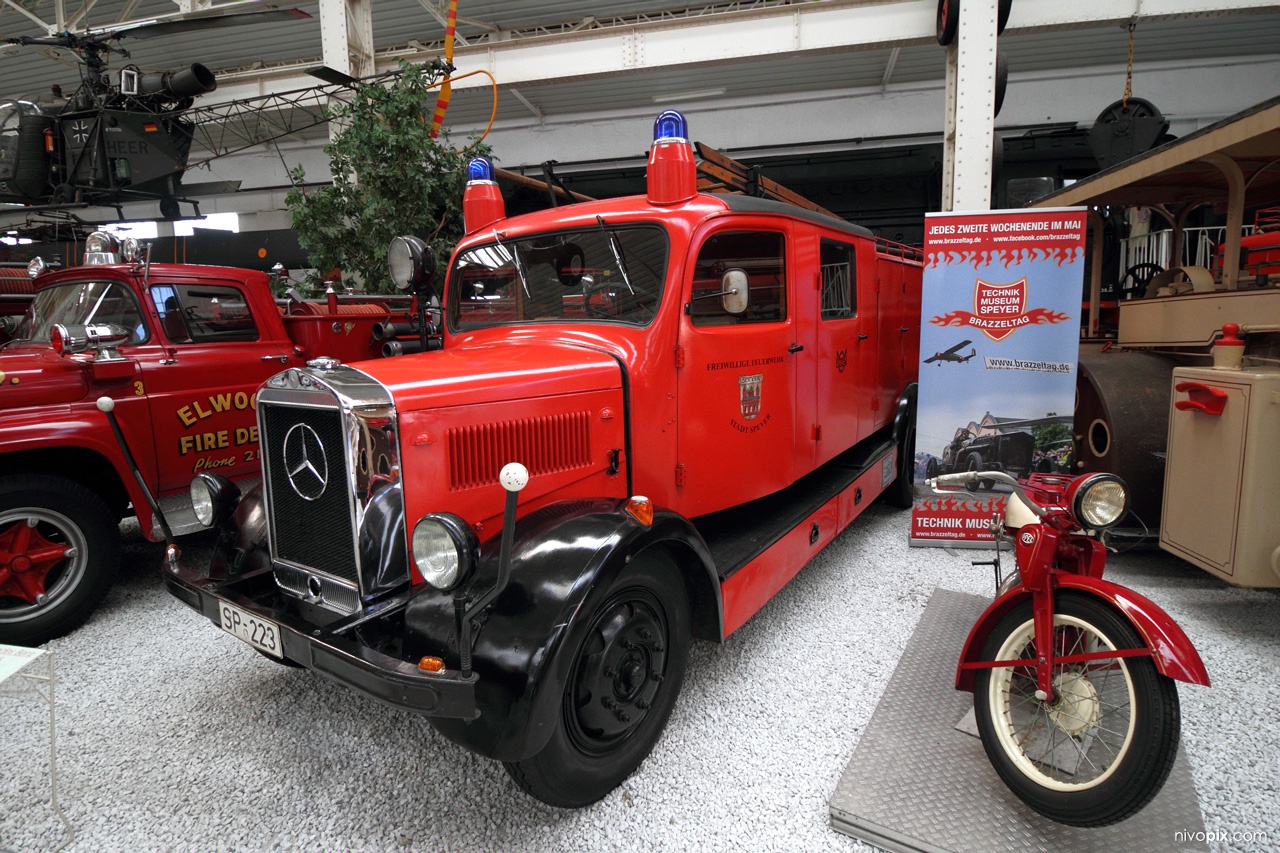 Mercedes-Benz LF15 fire truck