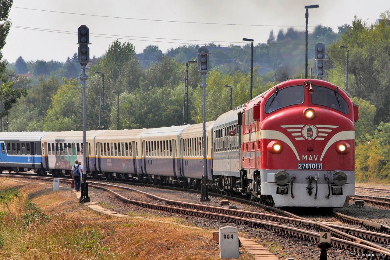 Tekergő train departs Révfülöp - 2761 017 Nohab