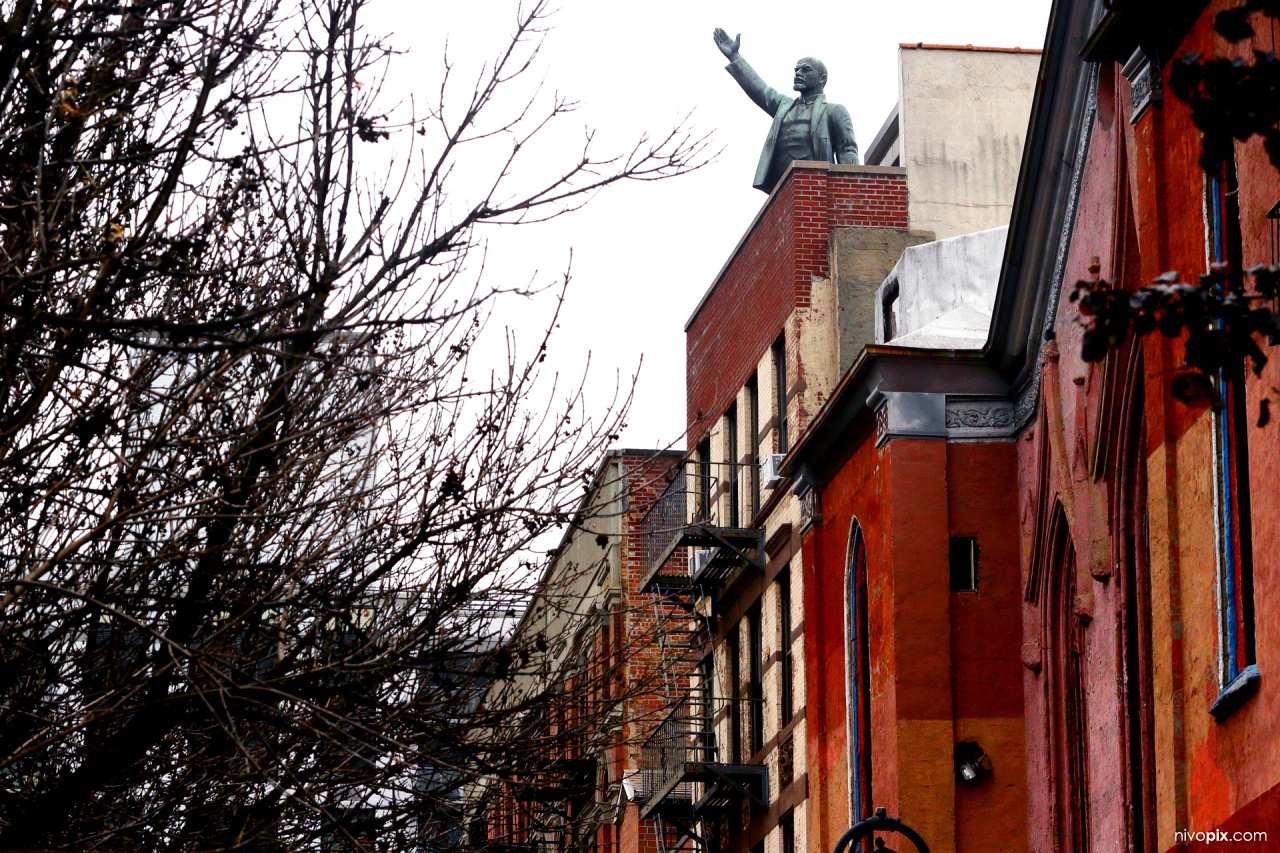 Lenin on top of Norfolk Street building, Lower East Side, New York