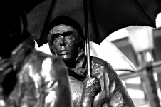 Imre Varga: Várakozók - Statues with umbrellas