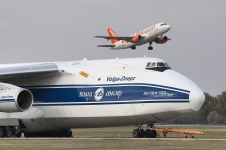 Volga-Dnepr's Antonov An124 vs. Easyjet Airbus A319